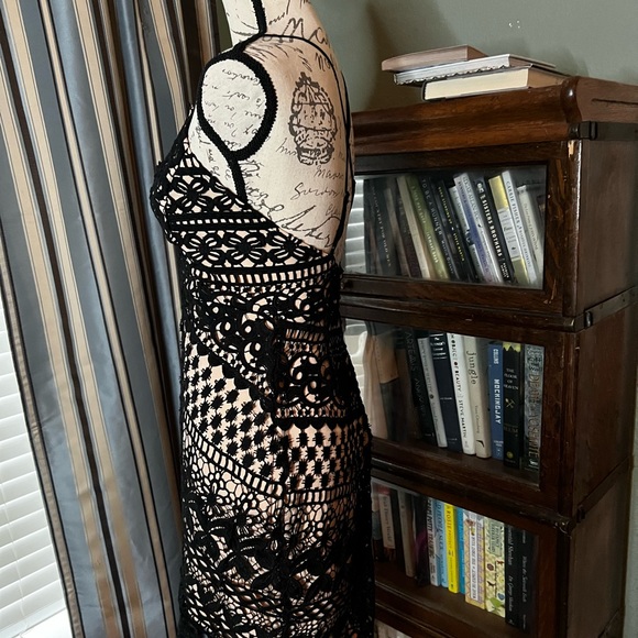 Gorgeous ASTR lace dress - Picture 2 of 5